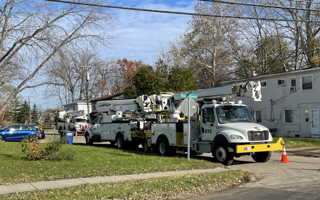 11/22 – DTE crews restore power near Wayne High School