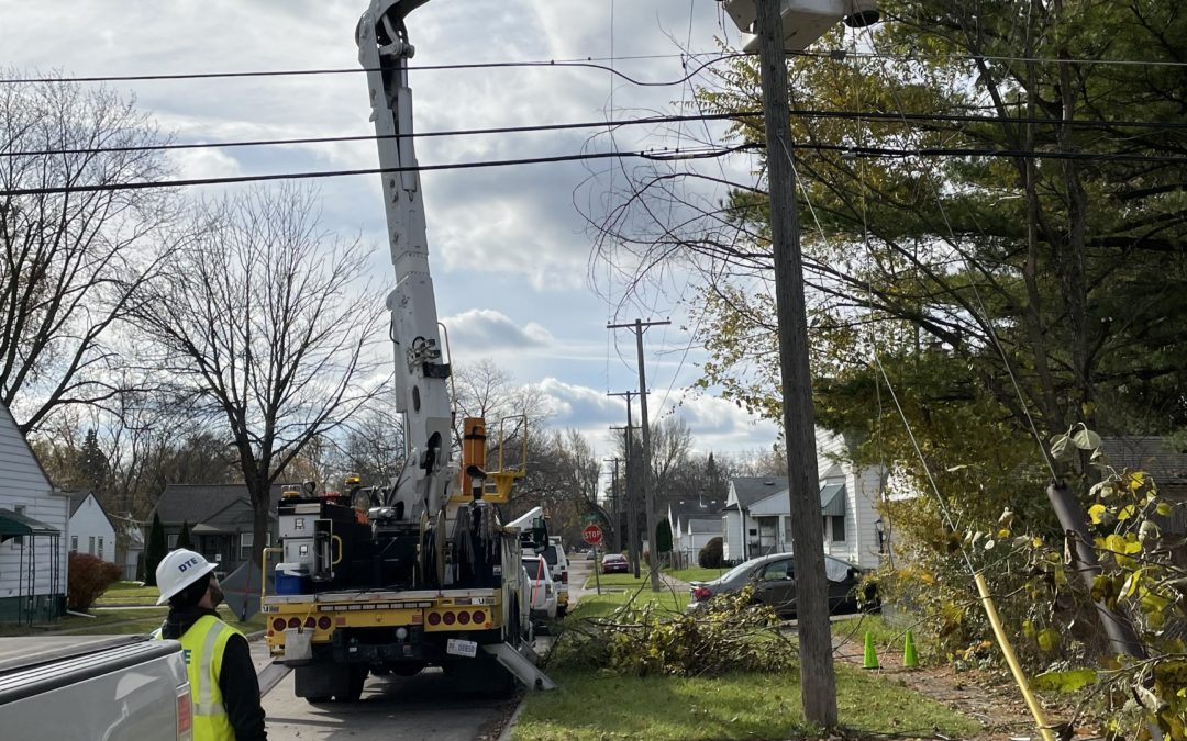 Crew repairs a customer’s power line in Harper Woods