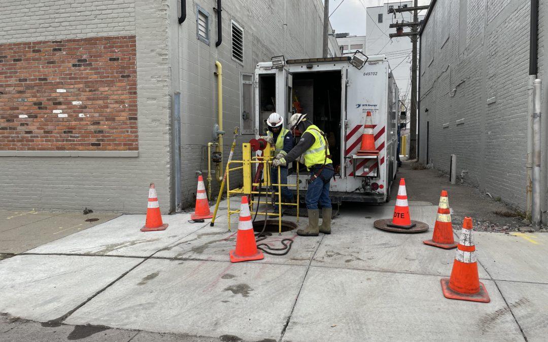 12/10 – Line workers help customer prepare for electrical maintenance