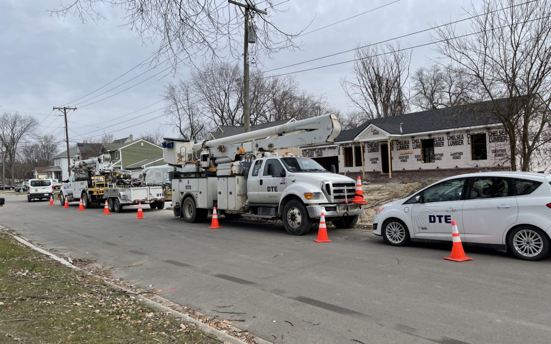 12/10 – DTE crew installs new transformer for a new home build in Westland