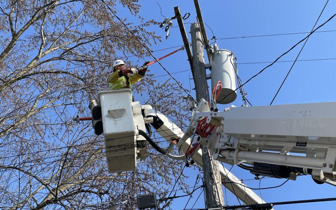 12/10 – DTE crews replace and upgrade utility pole by Shelden Park
