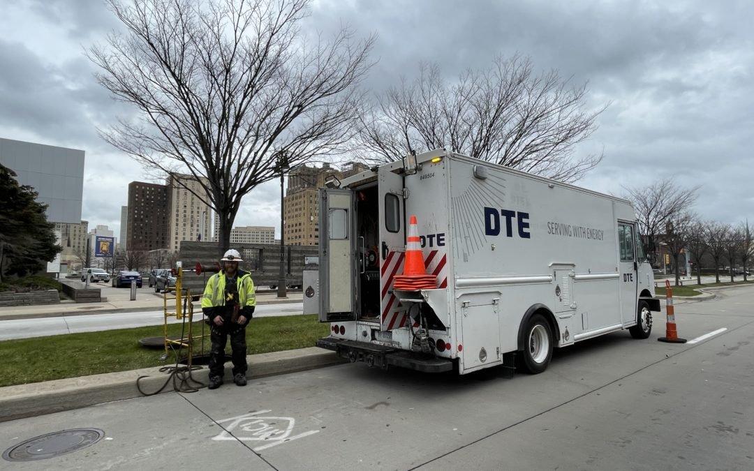 12/17 – DTE crew repairs customers power on while repairing equipment