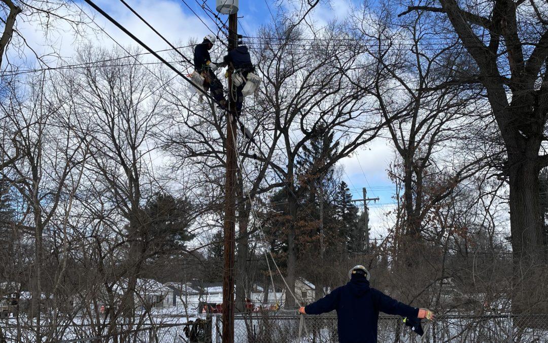 1/28 – DTE crew installs new transformer to improve reliability for Southfield customer