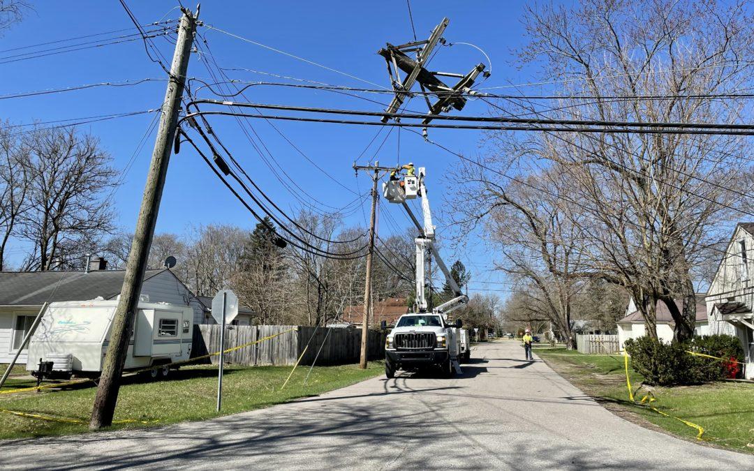4/18 – DTE crews repair pole and restore power after wind storm in Southfield