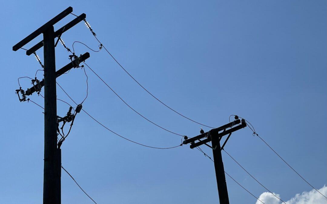 Crew repairs overhead powerline in Farmington Hills