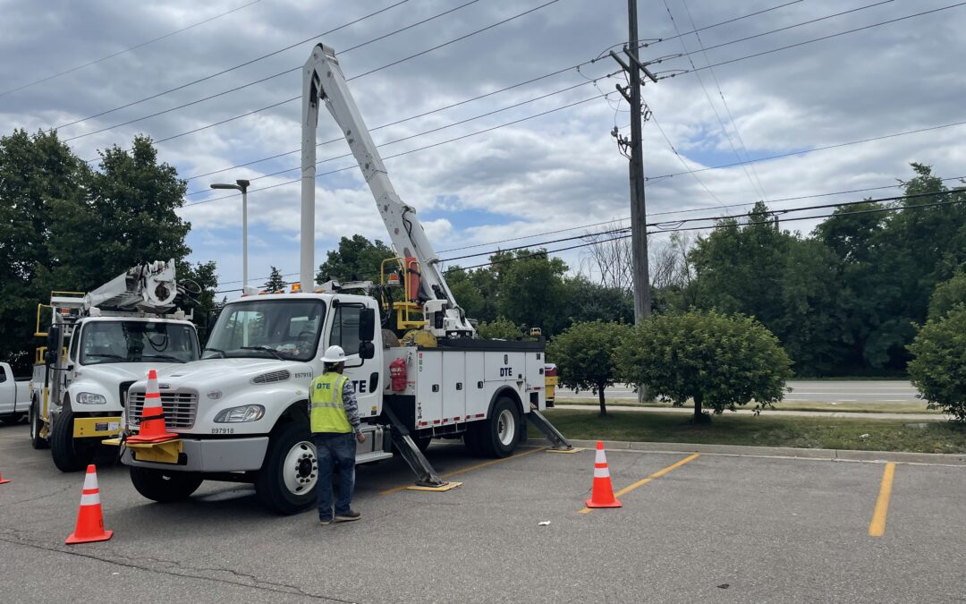 DTE crews upgrade 12 utility poles in West Bloomfield - Empowering Michigan