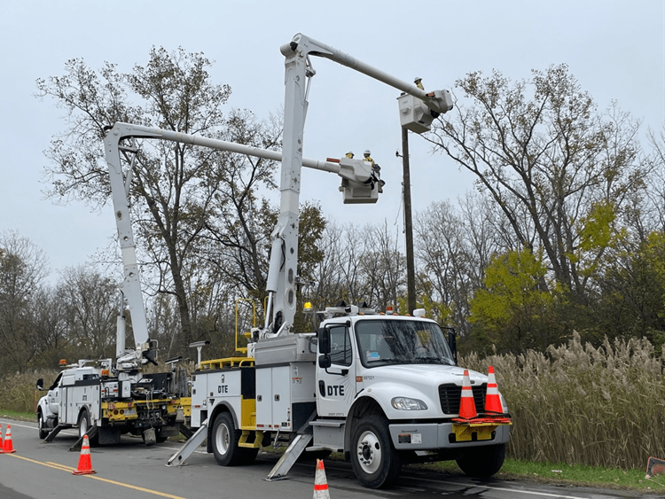 11/03 – DTE installs new pole after vehicle accident damage in Inkster